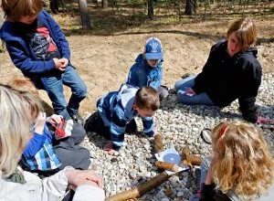 Kinder forschen draußen.