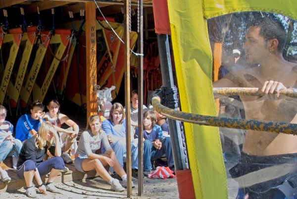 Einweisung von einem Windsurfkurs am Strand.