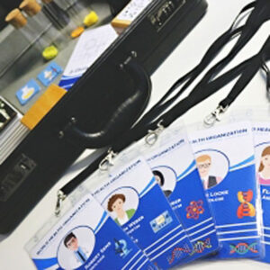 Verschiedene Anhänger mit Informationskarten.