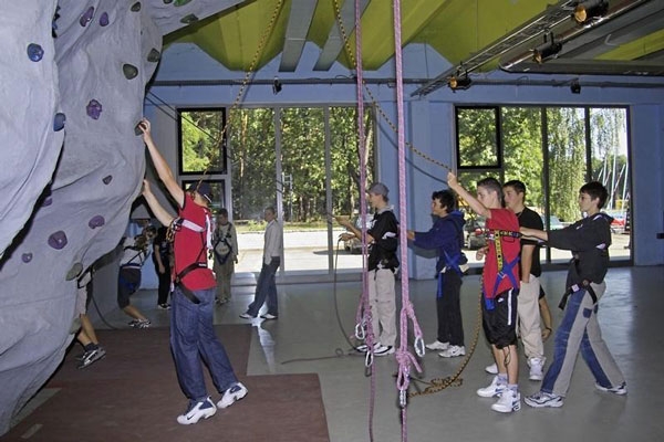 Jugendliche klettern an der Indoorkletterwand.