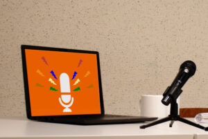 Mikrofon und ein Computer auf einem Tisch.