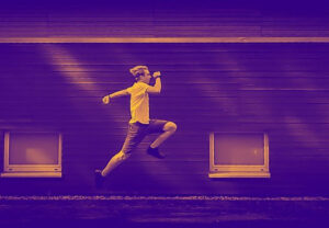 Eine Person springt weit.