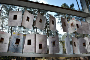 Mehrere Steckbriefe sind an der Wand aufgehangen.