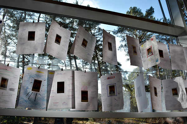 Mehrere Steckbriefe sind an der Wand aufgehangen.