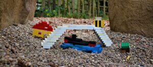 Legobausteine im Wald.