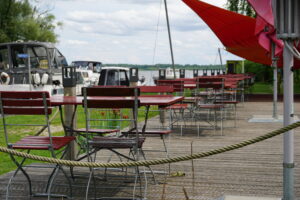 Terrasse mit Sitzmöglichkeiten am Hafencafe Palstek.