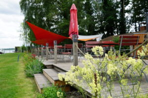 Terrasse mit Sitzmöglichkeiten am Hafencafe Palstek.