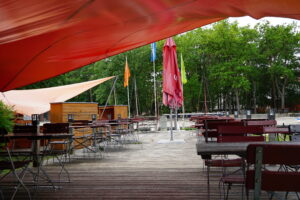 Terrasse mit Sitzmöglichkeiten im Hafencafe Palstek.