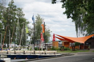 Hafencafe Palstek mit den vielen Booten die im Hafen stehen.