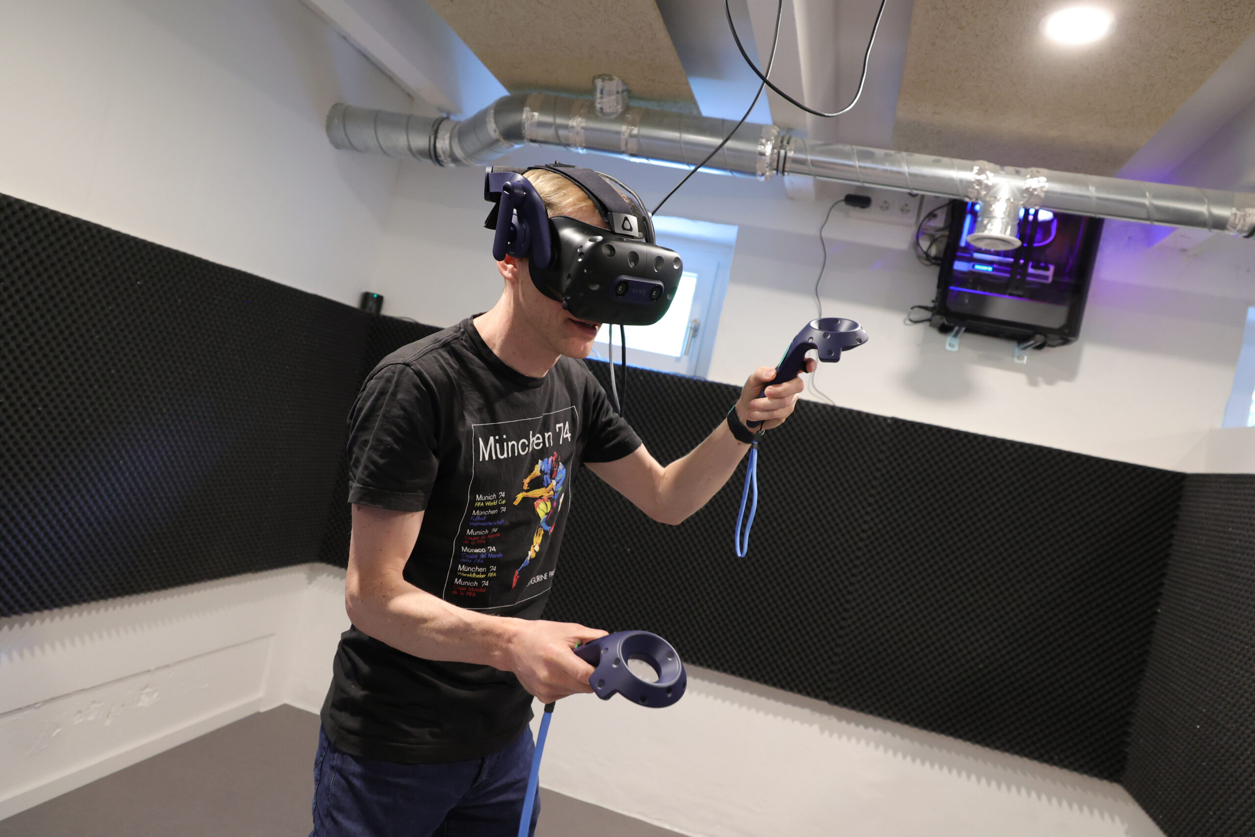 Person nutzt eine Virtual-Reality-Brille mit Controllern.