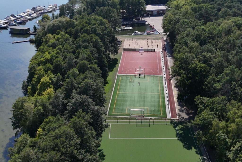 Luftaufnahme von den Fußball, Basketball und Volleyball Platz.