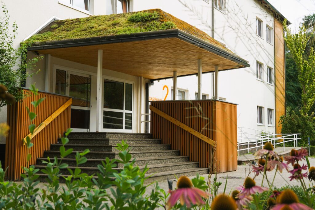 Eingang des Gästehauses.