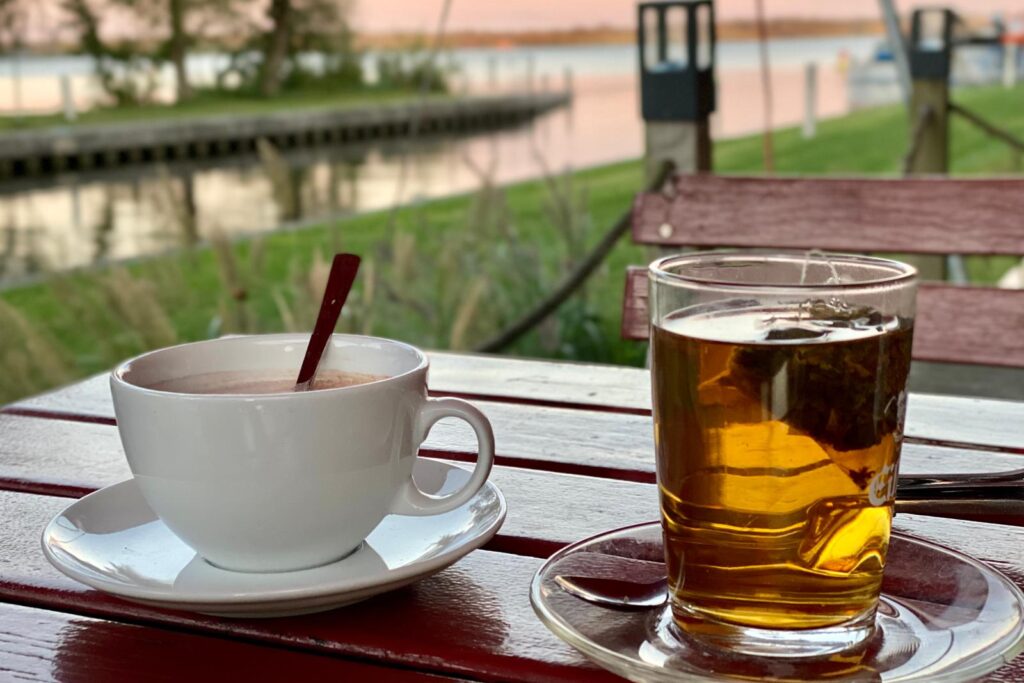 Kaffee und Tee auf einem Tisch am See im Palstek Hafencafé.