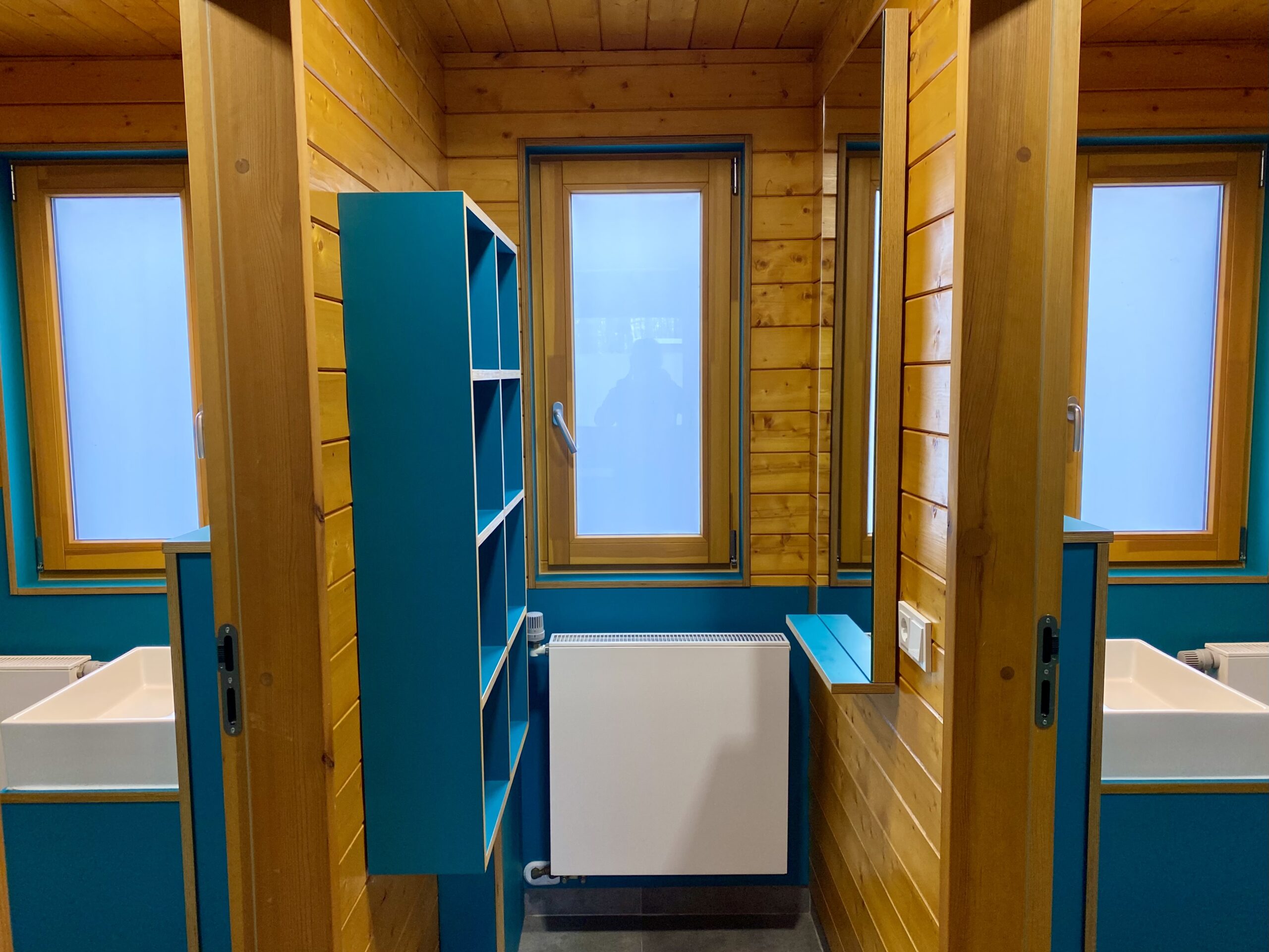 Flur und Badezimmer Eingänge in einem Holzhaus im Jugenddorf.