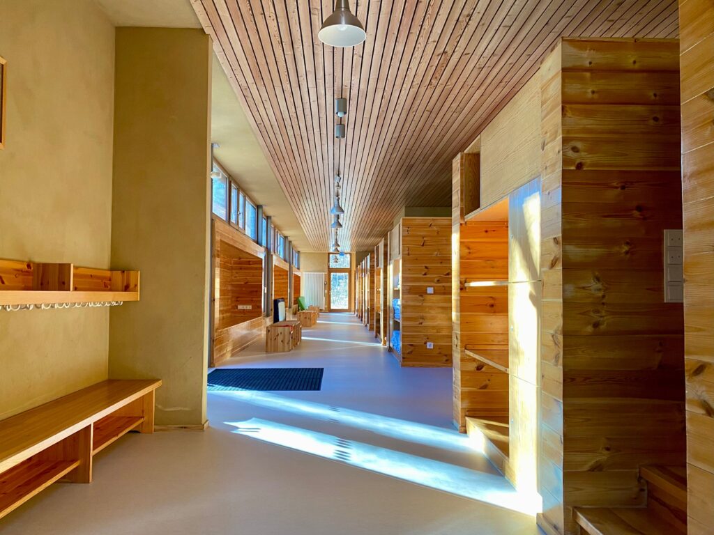 Langhaus von innen mit Garderobe und den einzelnen Schlafkabinen.
