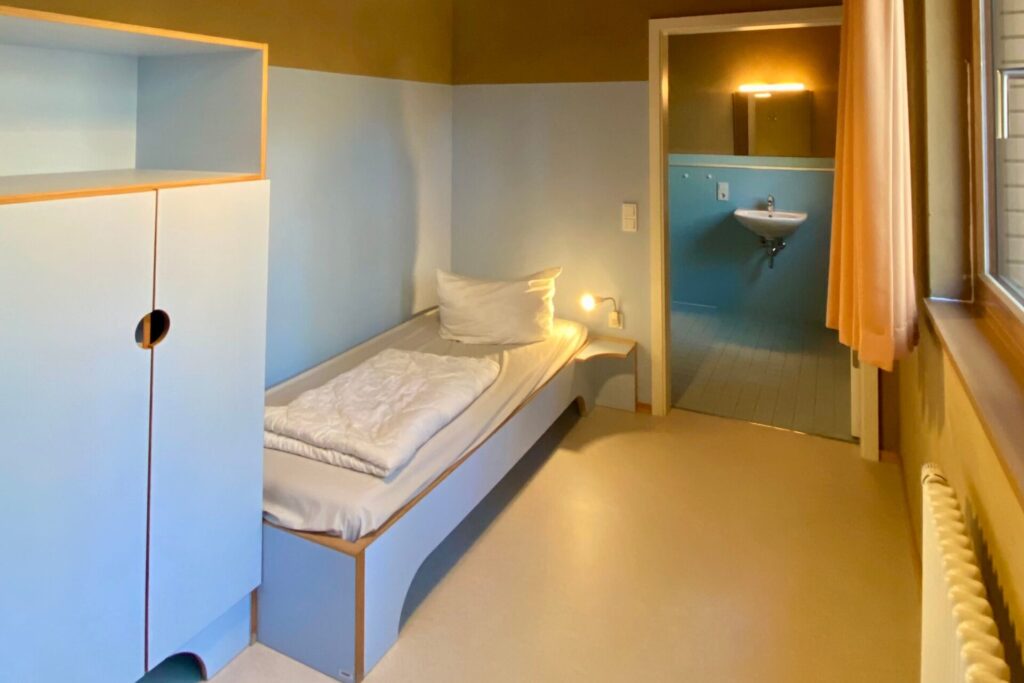 Betreuerzimmer im Langhaus mit anschließendem Badezimmer.