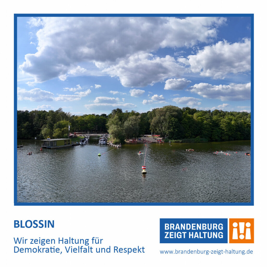Landschaftsfoto vom See mit Sicht aufs Ufer von Blossin und die Hafeneinfahrt.